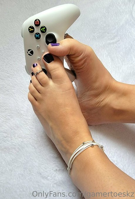 GamertoesKZ star pornographic picture