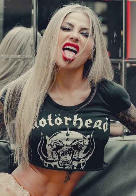 Vanessa Mesquita art model pics