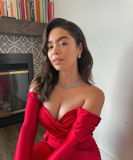 Aulii Cravalho nude star photo