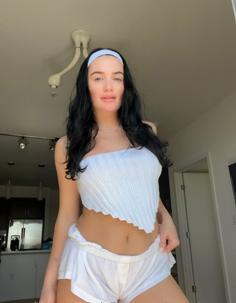 emilykernsx hot actress image