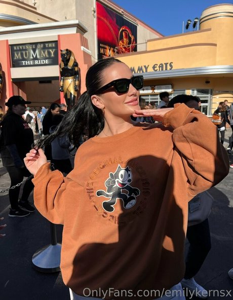 emilykernsx sex model pictures