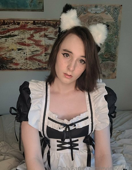 evieevie00 pornographic star pic