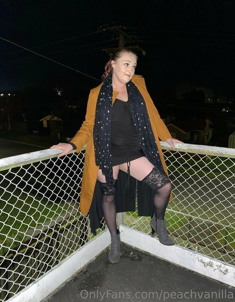 peachvanilla nude model img