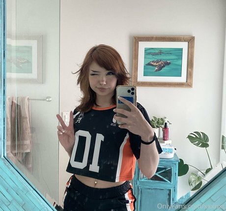 yourluvrgrl model nude pic