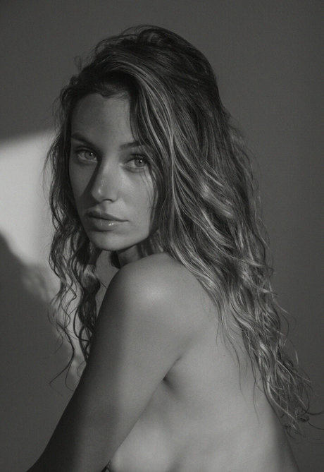 Miacbell model perfect pics