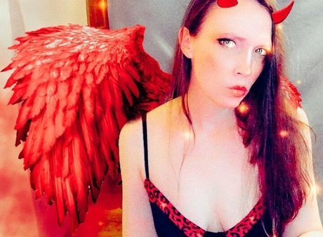 Molly Nova pretty model pictures