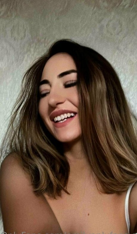 emilyon hot actress img