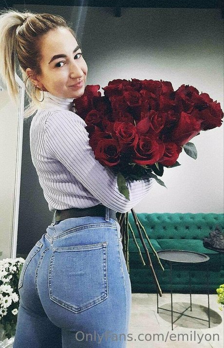 emilyon model art picture