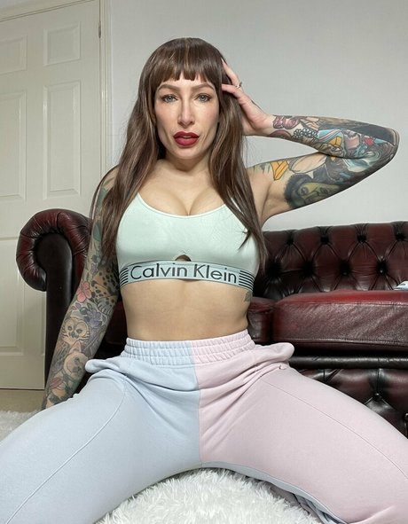 ava austen Quick photo