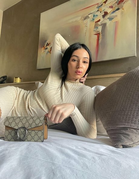 nidakhan adult model gallery