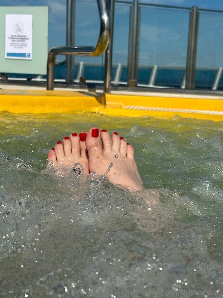 Diistorsion art actress pic