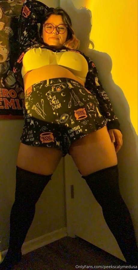 peekscalymedusa model photos