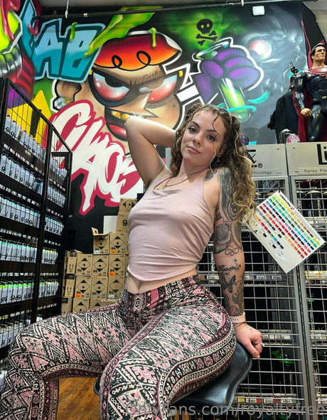 royaltyfree star naked pic