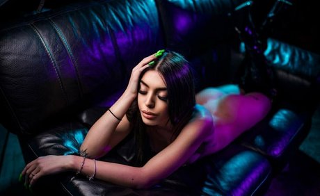 la crocioni exclusive model img