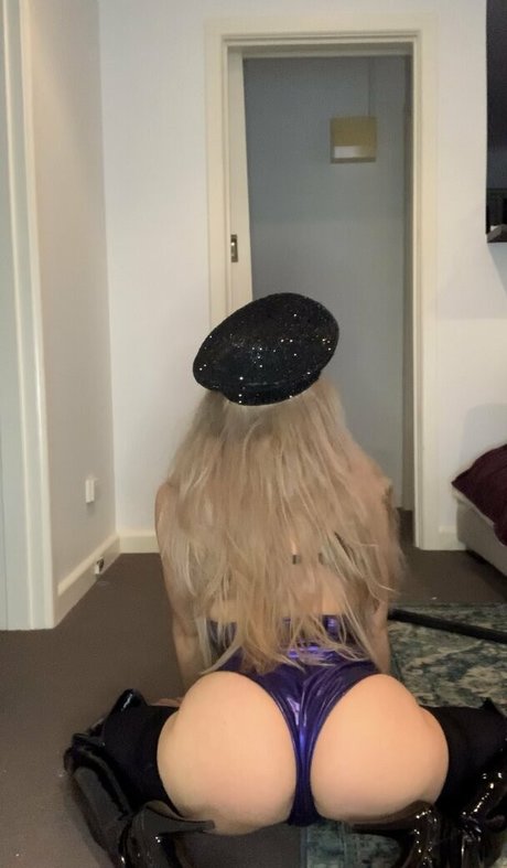 tia carrera free sex actress gallery