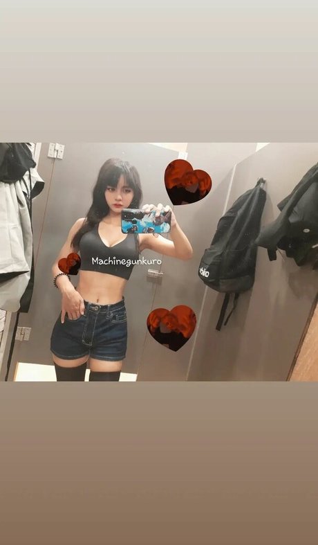 Kuro Emma sexy actress img