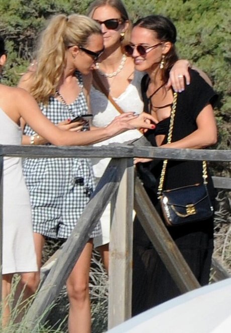 Alicia Vikander pretty actress photo