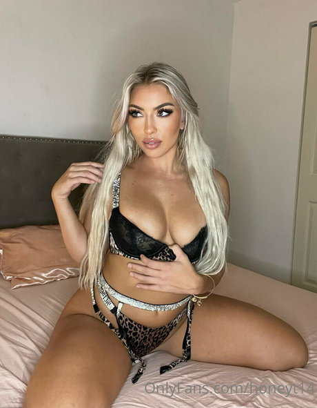 famous nude onlyfans hot naked archive