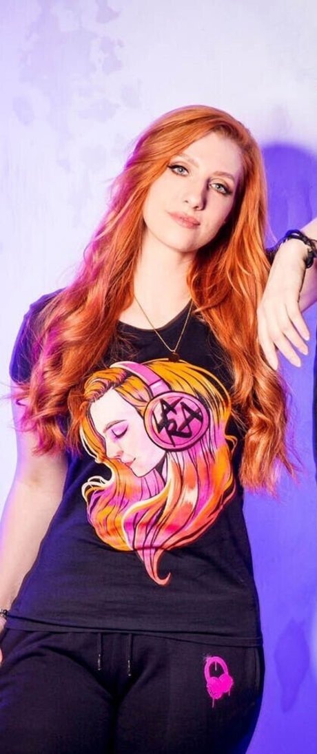 Lara Loft exclusive model image