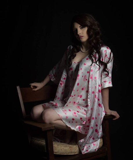 Chelsie Deville naked actress pictures