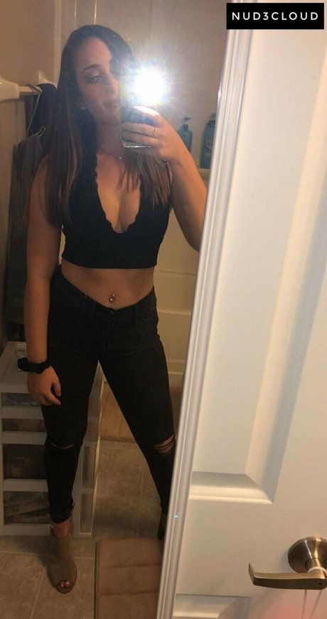 Leila Saltzman naked model pic