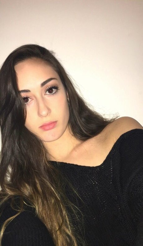 Leila Saltzman model free pic