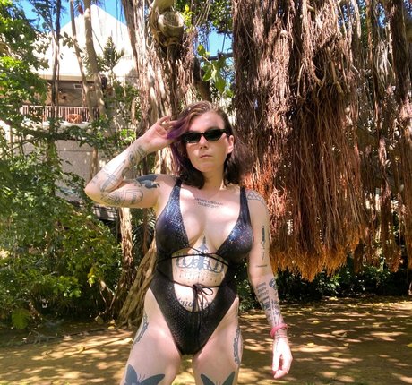 Ready To Glare xxx actress image