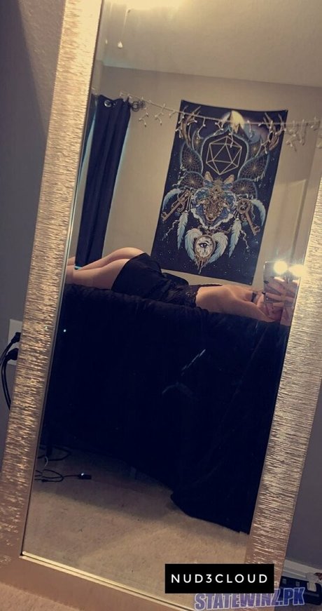 Chloe Mettenbrink model nude image