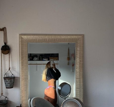 Linds Linds sex model gallery