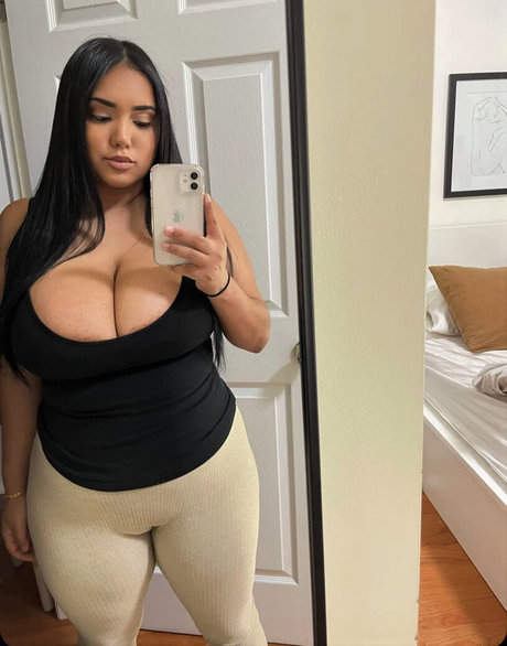 mynamesydalia beautiful model image