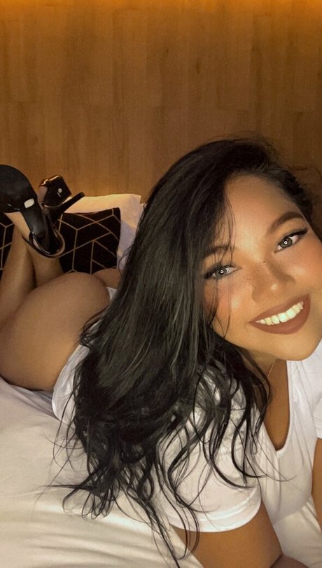 curvymoanaaa pretty model image