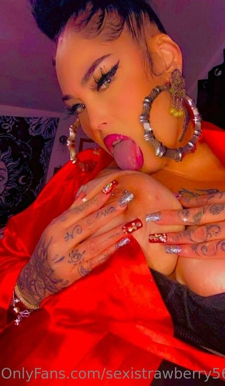 sexistrawberry5611 model hd images