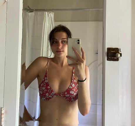 Lizzy McAlpine pornstar picture