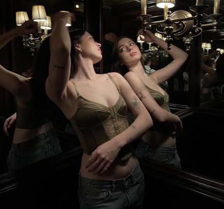 Lizzy McAlpine high quality actress pics