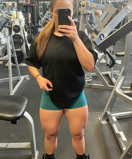 Toni Paras model sexy img