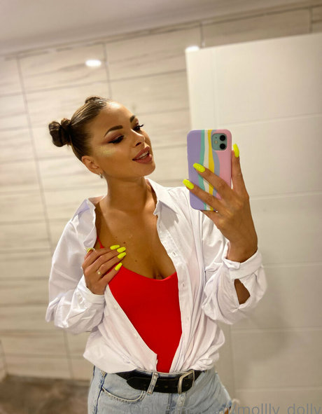 mollly dolly model erotic image