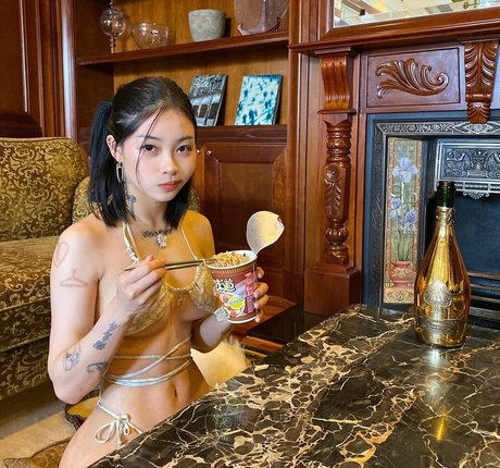 ozarayau hot model image