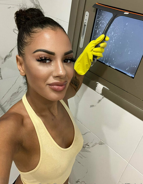 miamoonofficial model pics