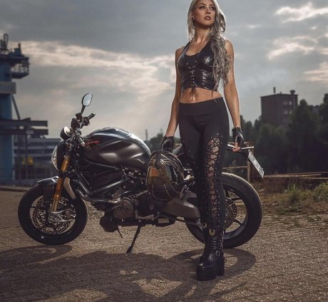 Farbenfuchs model art photo