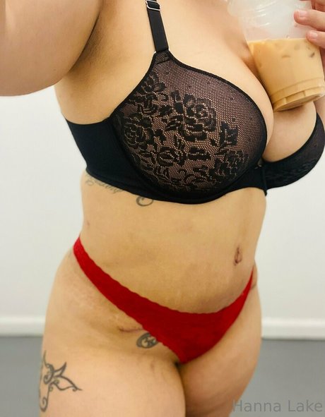 Hanna Lake model nude pic