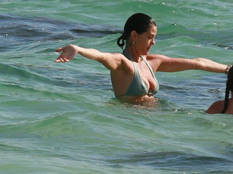 Teri Hatcher pretty model images