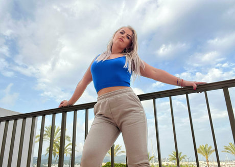 housewifekim naked pornstar pics