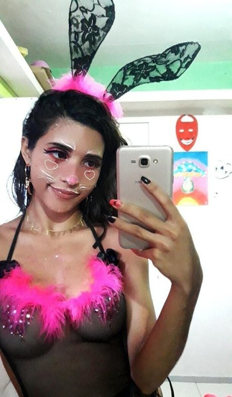 Lari Cogumelos model adult pics