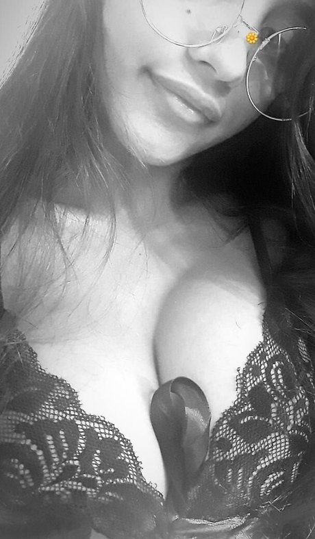 Lari Cogumelos model adult pic