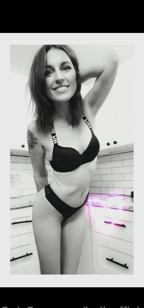 hailsofficially naked model photo