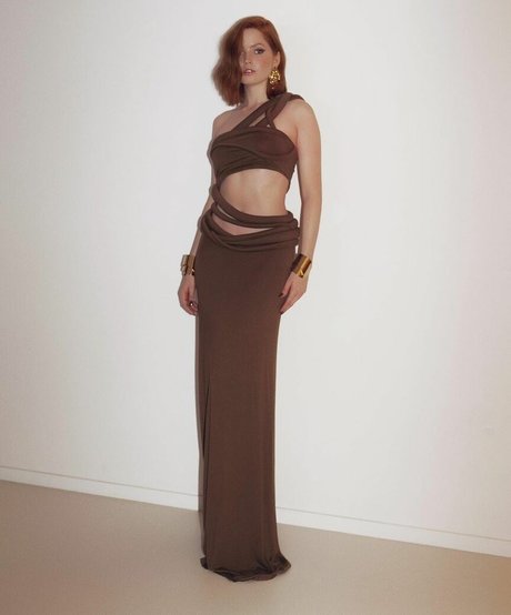 Ellie Bamber nudes model pictures