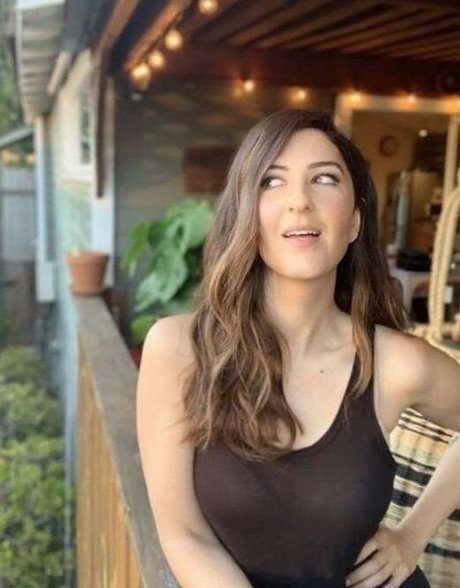 D Arcy Carden pornstar high quality gallery