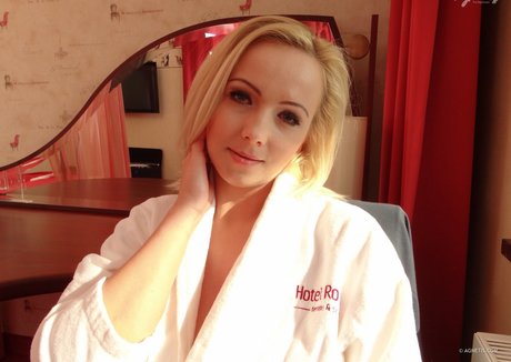 blonde babe onlyfans sexy nude photos