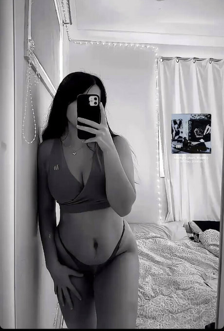 Aprilxo naked star image