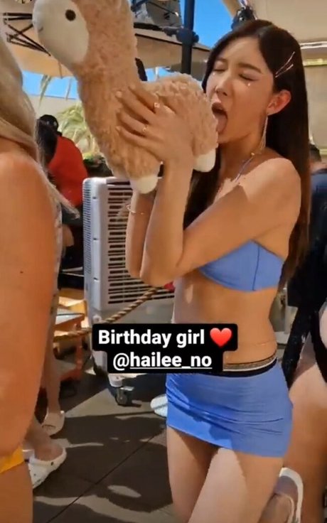 NoHaileeNo naked star images